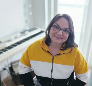 Musiikintekijä-lehden päätoimittaja Sanna Korkee. Kuva on selfie.