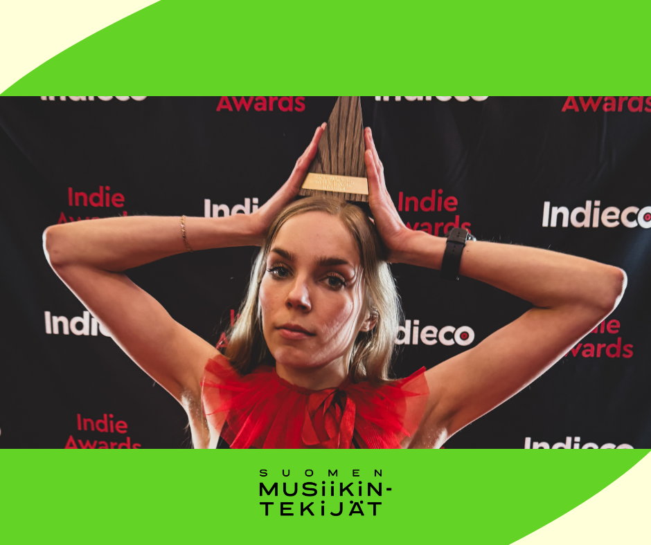 Rebekka Holi palkittiin Vuoden biisintekijänä Indie Awards -tapahtumassa
